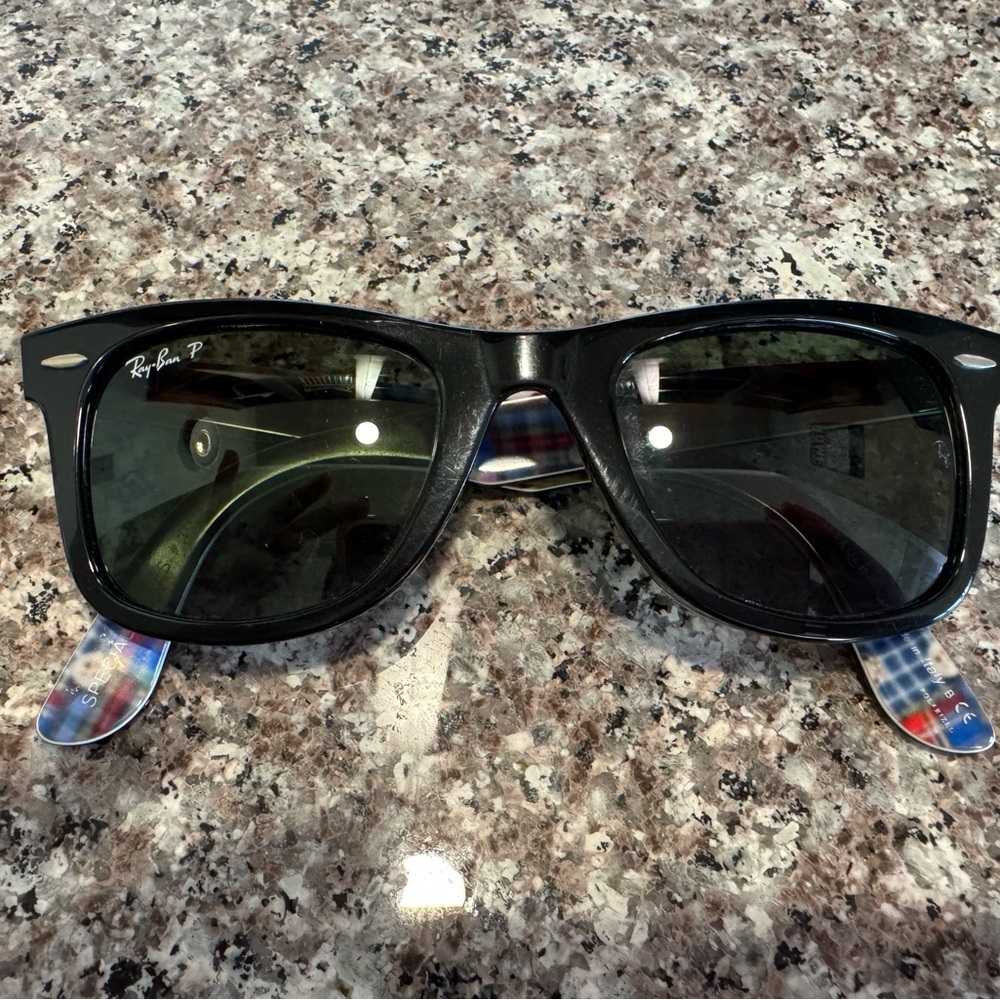 Ray-Ban Black Wayfarer Sunglasses with UV Protection